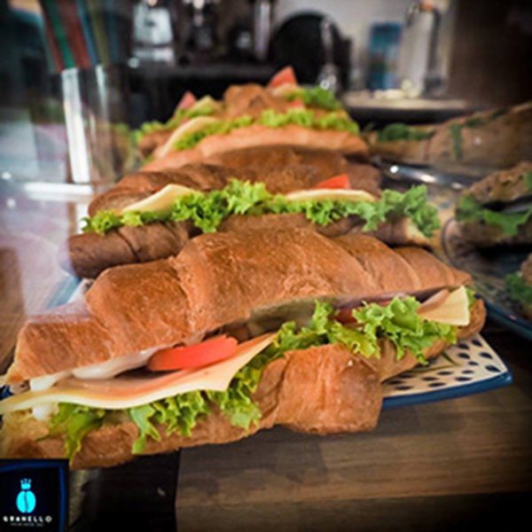 Αφράτο κρουασάν ζαμπον τυρί ντομάτα μαρούλι!